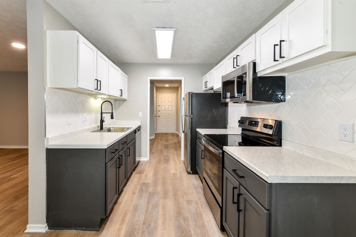 Kitchen with two-toned cabinets