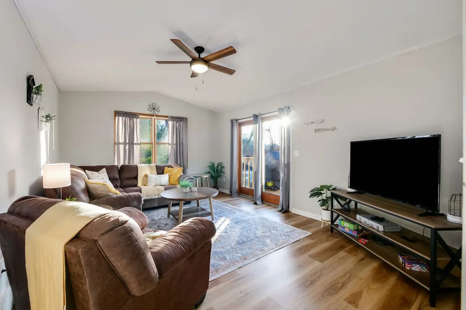 3 bed, 1.0 bath, 947 sqft, $3,090 — Photo 2