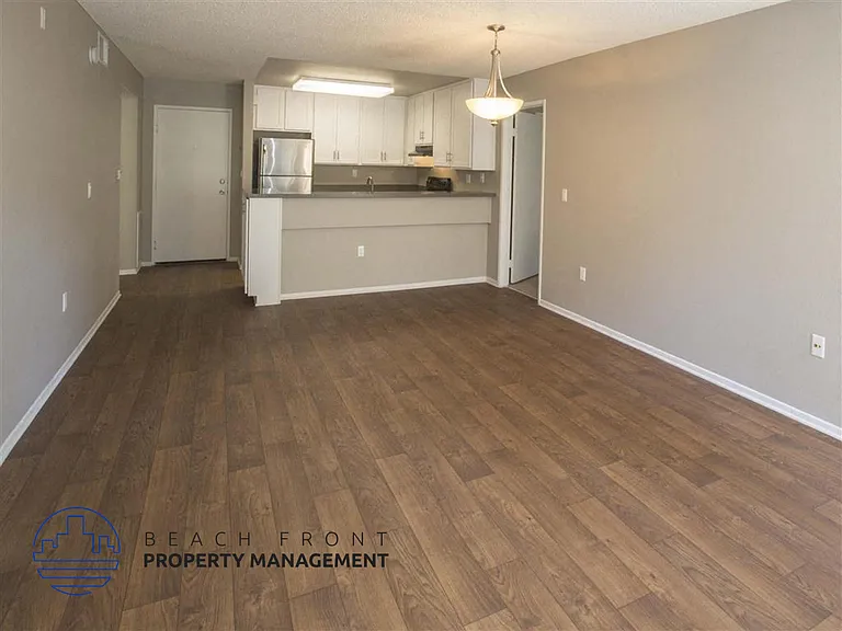 1099 Capitol Dr. — Photo 11