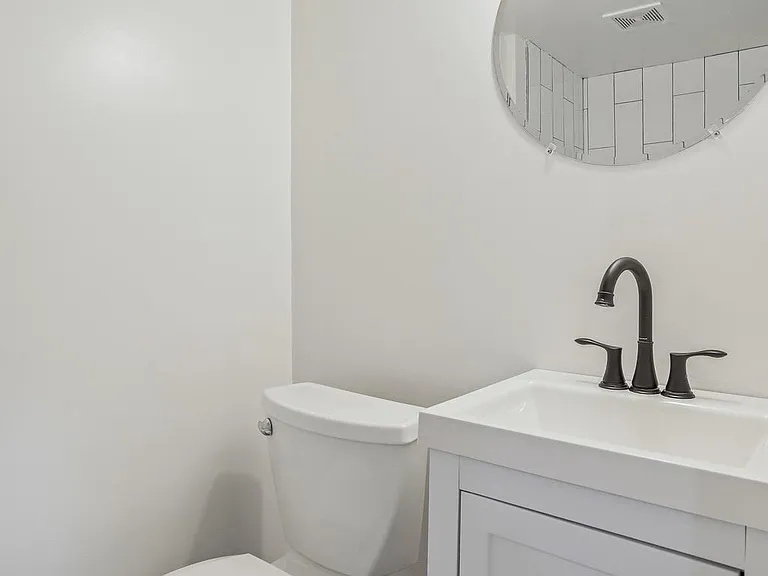 104 W Heath St — Photo 12