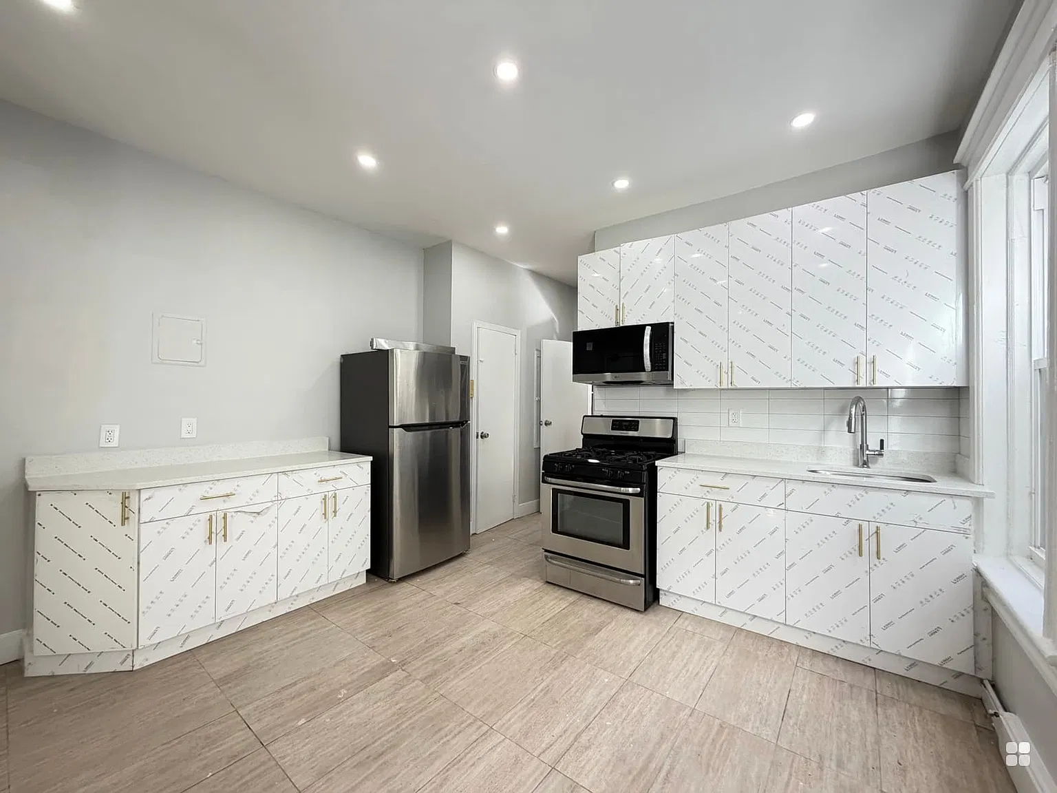642 Avenue C — Photo 1