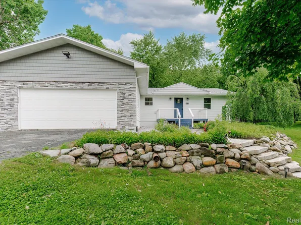 4072 Mill Lake Rd, Lake Orion, MI 48360