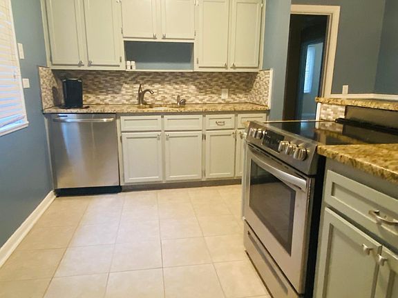 Kitchen with electric appliances. *Refrigerator provided.