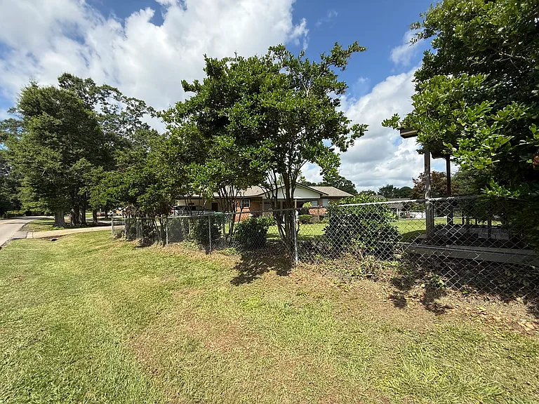 109 Stewart Dr — Photo 3