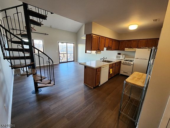 3rd image of 7 Deer Valley Ln Unit 2