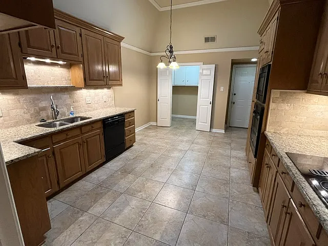3 bed, 2.5 bath, 2261 sqft, $2,195 — Photo 4