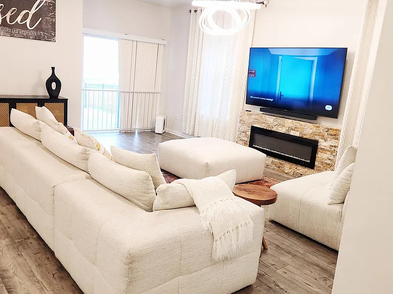 422 Constellation Ln — Photo 2