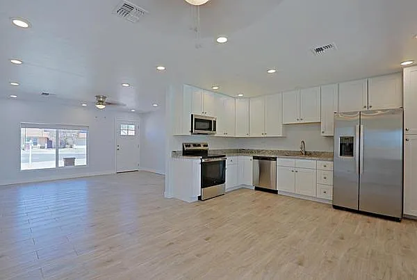 3 bed, 1200 sqft, $2,400 — Photo 4