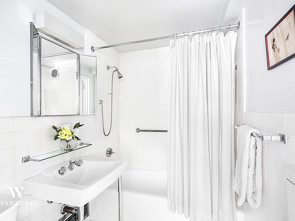 4th image of 175 E 62nd St APT 15B