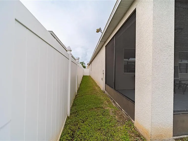 2592 Isabela Ter — Photo 42