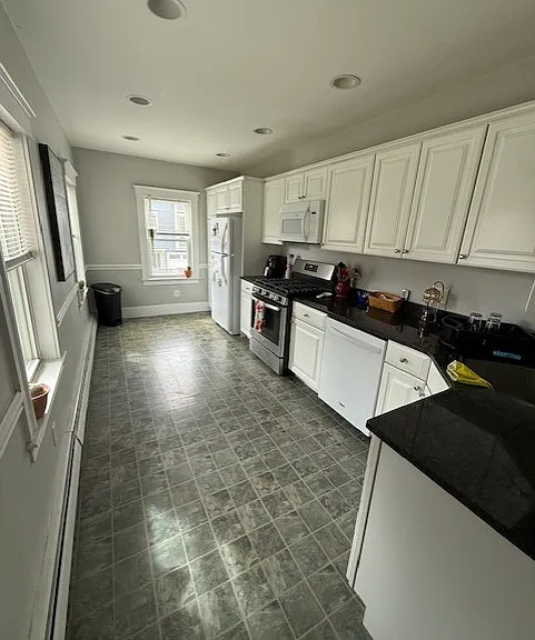 219 W 2nd St #2 — Photo 15