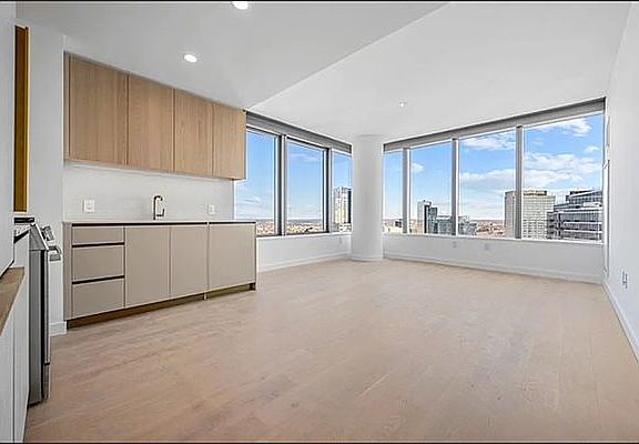 5th image of 3 Court Sq APT 5208