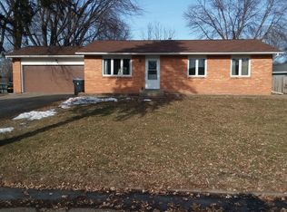 16 Camelot Ln, Mankato, MN 56001