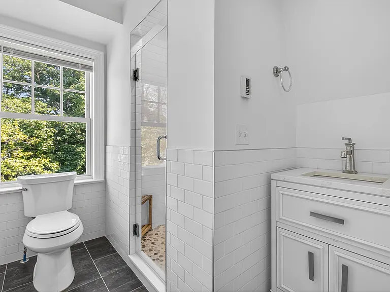 Walk-in Shower w/ Glass Enclosure