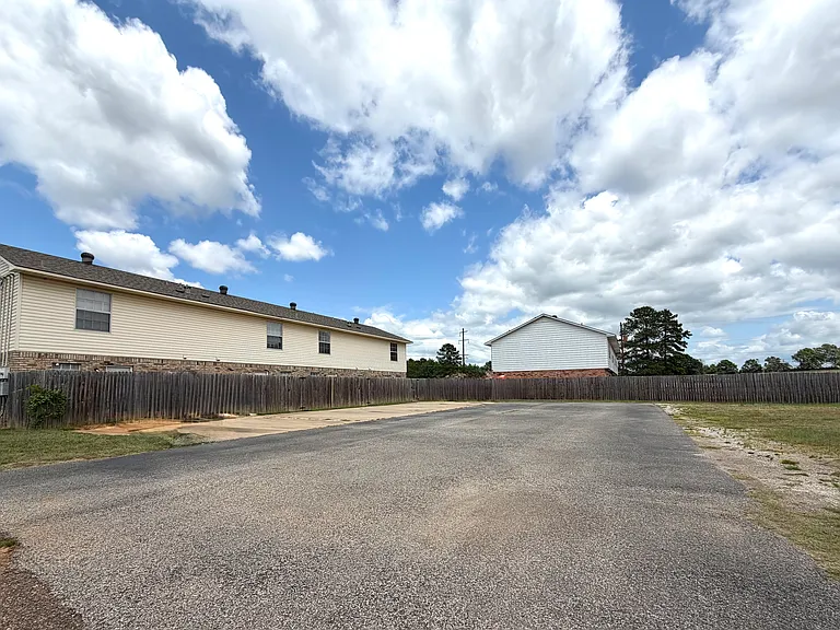 1252 Meadowview Dr — Photo 12