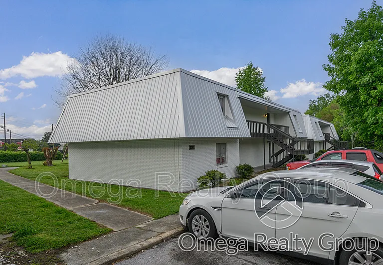 Camelot Apartments — Photo 9