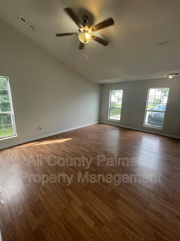 3 bed, 2.0 bath, 1152 sqft, $2,100 — Photo 2