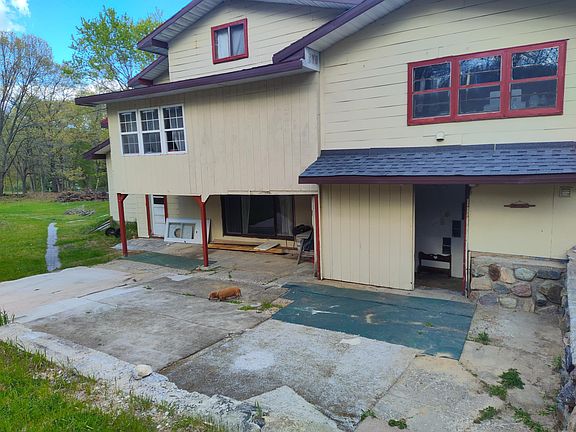 This is the backyard where the Door to apartment C is located. To the left around the corner of the house are multiple parking spots.