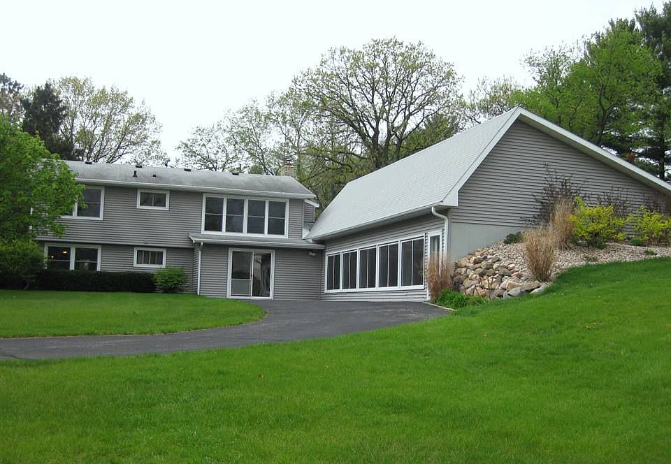 Sun-filled Hideaway Outside of Baraboo
