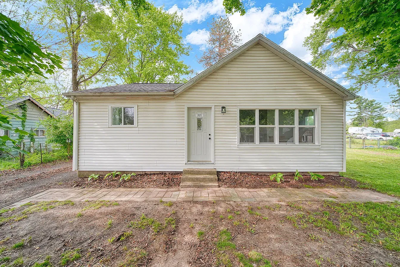 3 bed, 1.5 bath, 983 sqft, $1,800 — Photo 1
