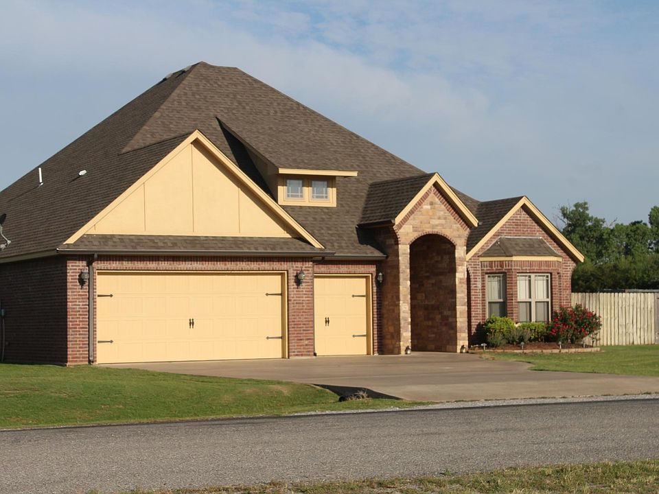 Roadside frontage, 3 car garage, bay window and arched entry