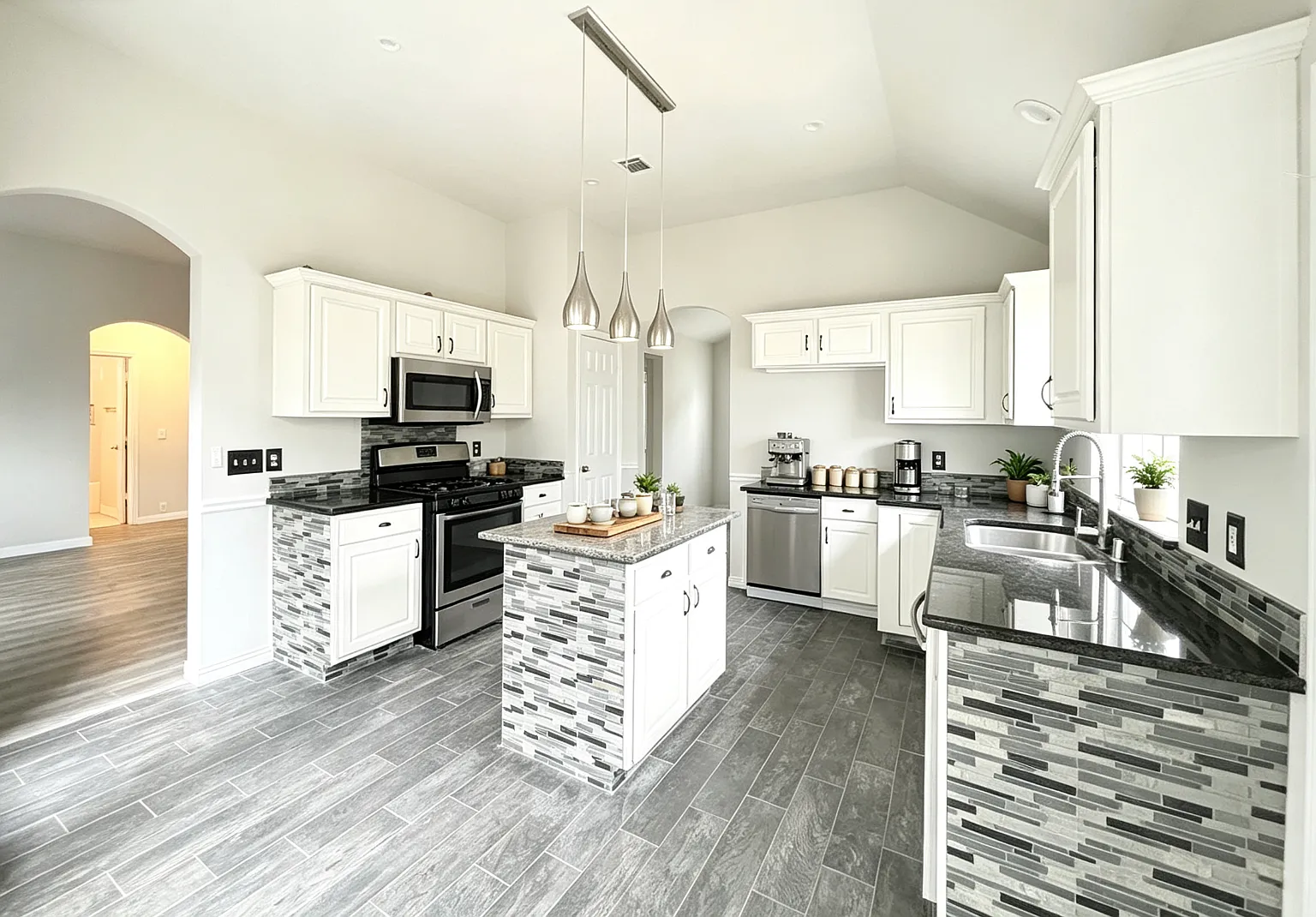 4 bed, 1786 sqft, $2,499 — Photo 4