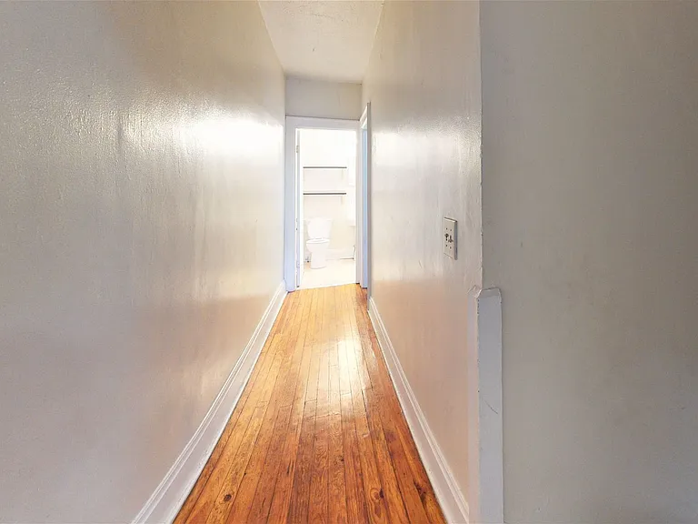 1482 Summit St — Photo 10