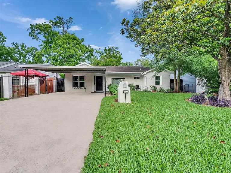 10309 Chesterfield Dr — Photo 3