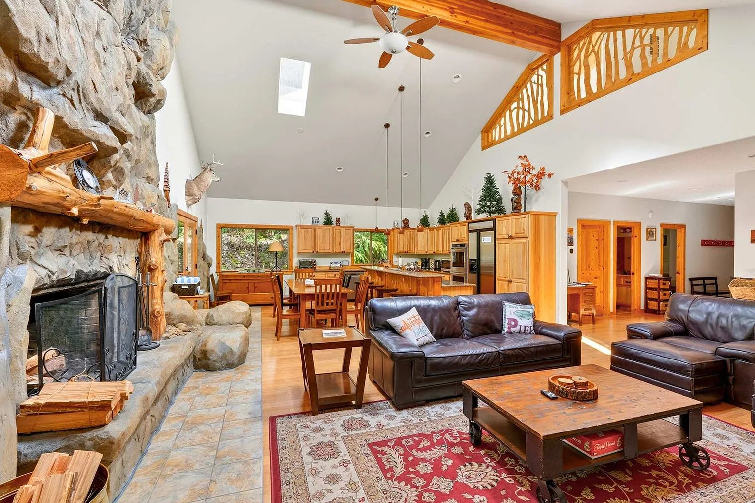 4 bed, 4.0 bath, 3498 sqft, $13,456 — Photo 4