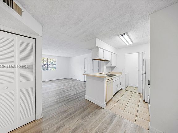 5th image of 1237 SW 46th Ave APT 806