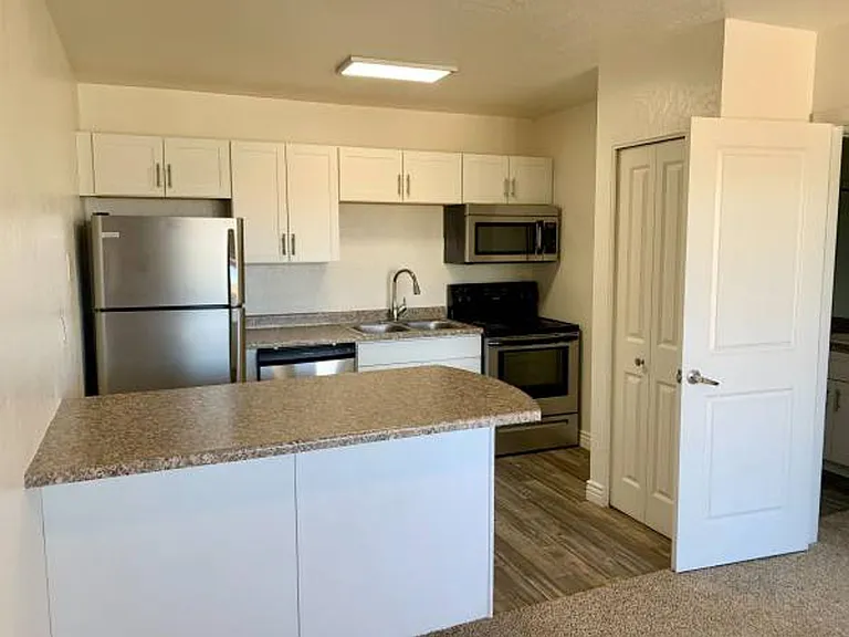 Sunset Vista Apartments — Photo 4
