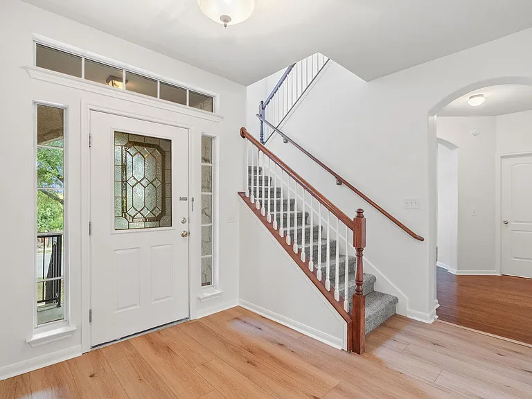 209 Canterbury Dr — Photo 16