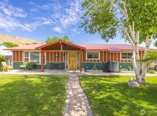 630 Riverside Dr, Pateros, WA 98846