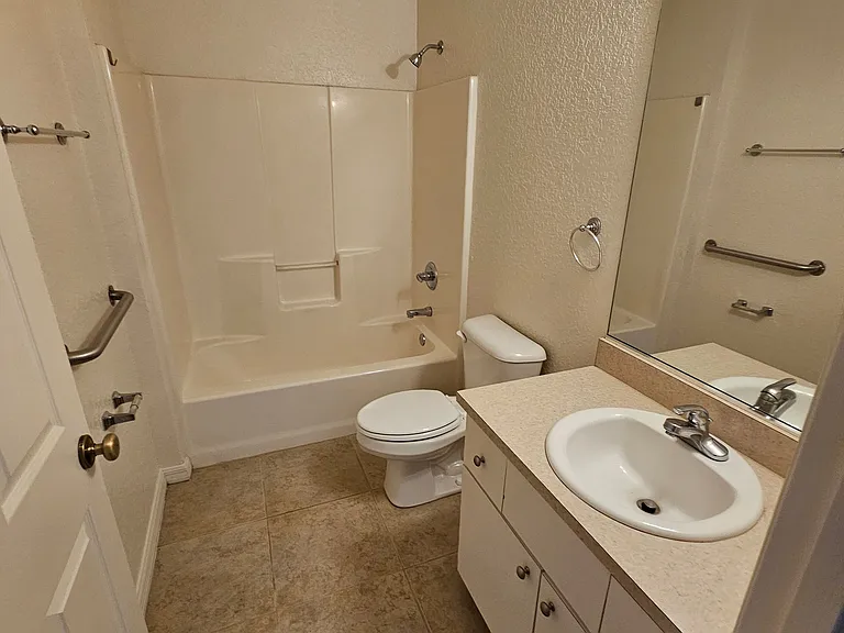 531 NE 28th Ave #100 — Photo 7