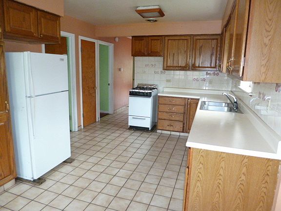 5th image of 2225 N Dora St