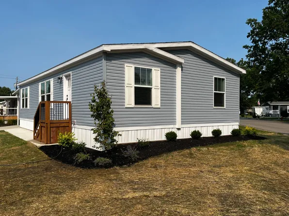 1 Cherry Ln, Olmsted Falls, OH 44138