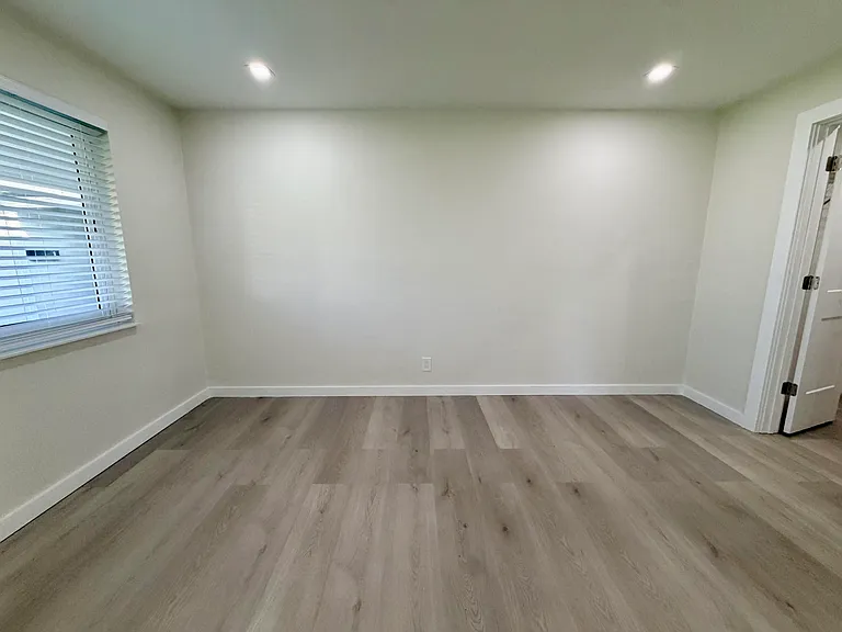 2070 NE 56th St #1 — Photo 12