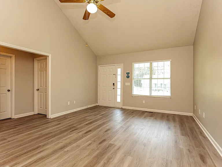 1610 Cedar Tree Ln — Photo 3