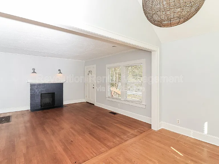 371 Haas Ave SE — Photo 9