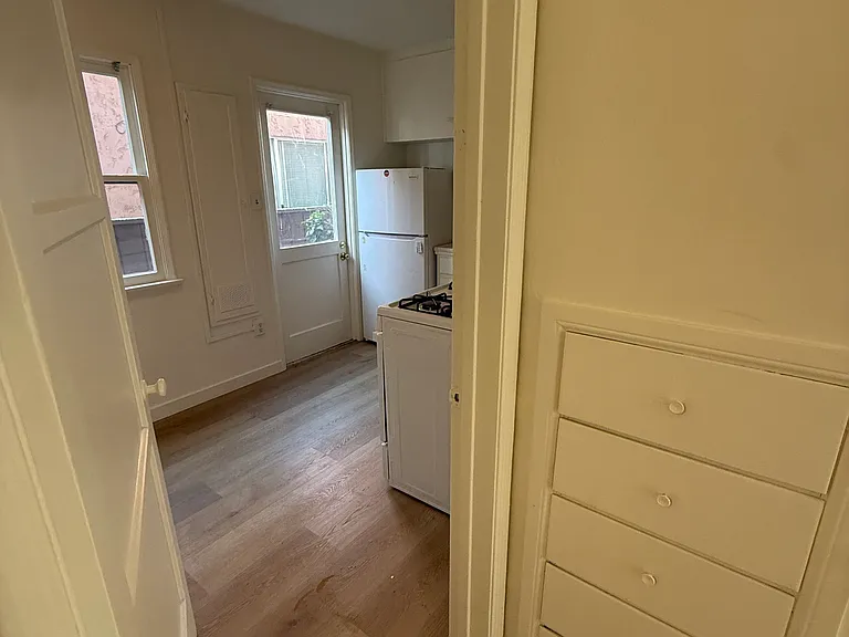 20 Roycroft Ave #2 — Photo 3