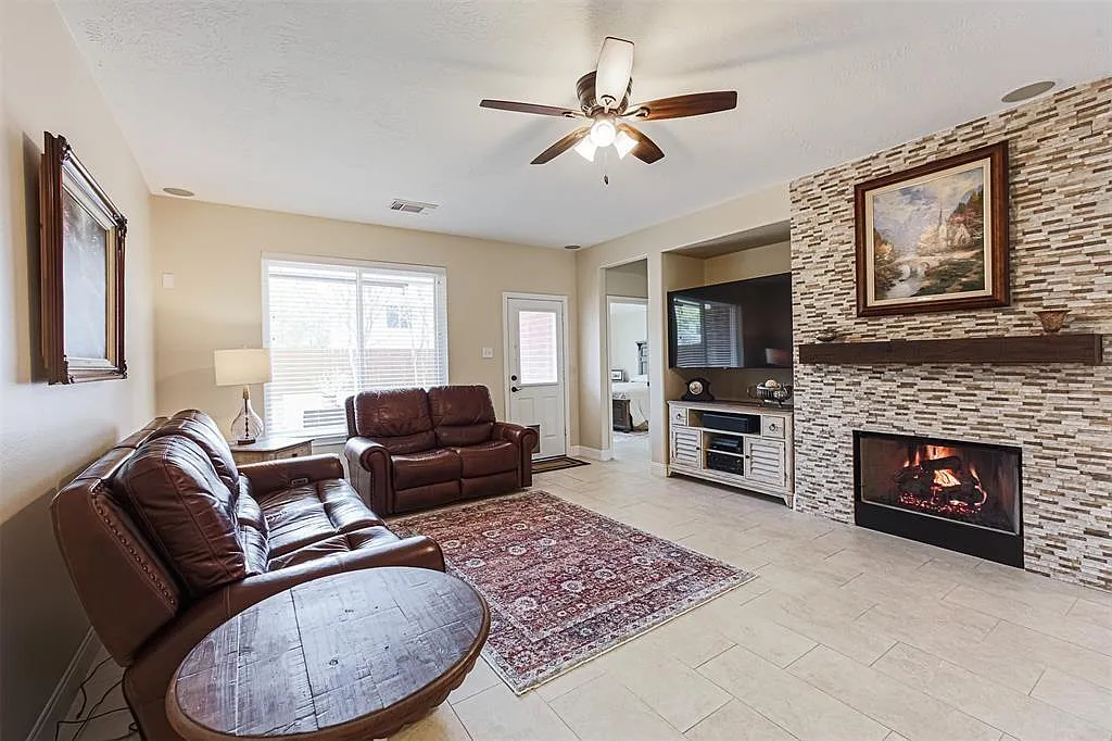 3 bed, 2.0 bath, 1864 sqft, $2,750 — Photo 4