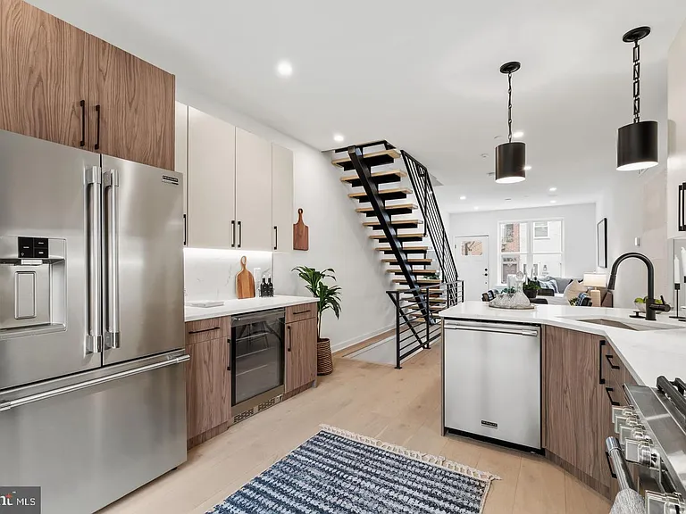 2209 Montrose St — Photo 4