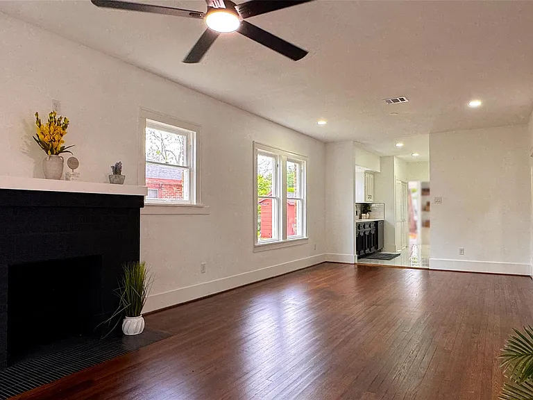 1569 Elliott St — Photo 2