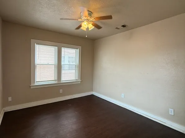 1913 13th St, Lubbock, TX 79401