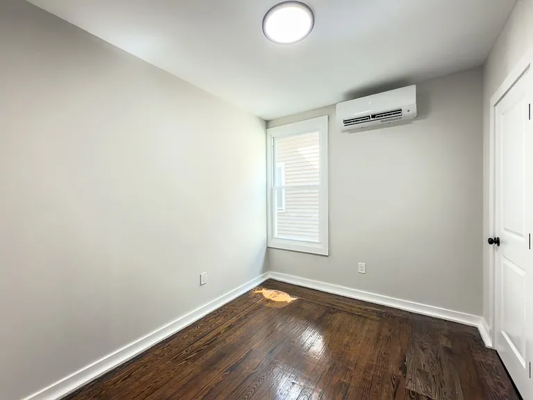 560 Howard Ave — Photo 37