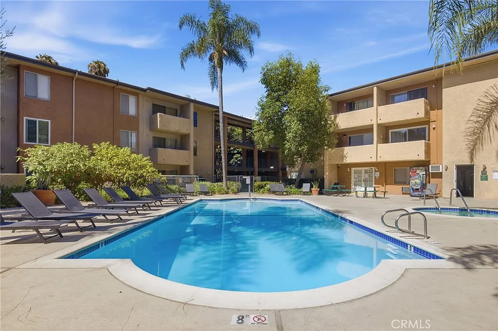 3 bed, 1070 sqft, $3,250 — Photo 1