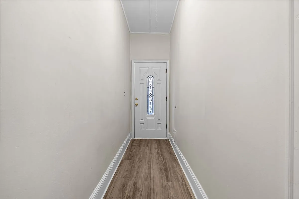 3 bed, 1.0 bath, 1327 sqft, $2,100 — Photo 3