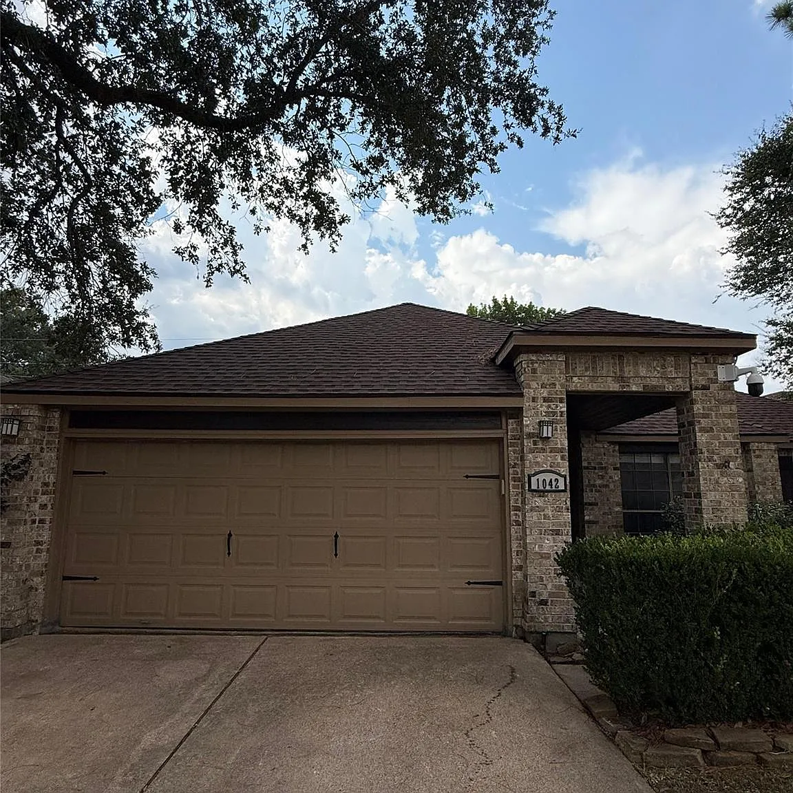 4 bed, 2.0 bath, 1882 sqft, $2,200 — Photo 2