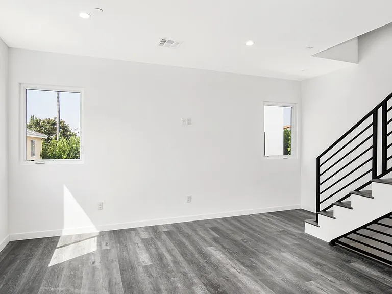 10926 1/2 Hesby St — Photo 8