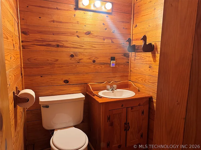 1524 W Maple St — Photo 12